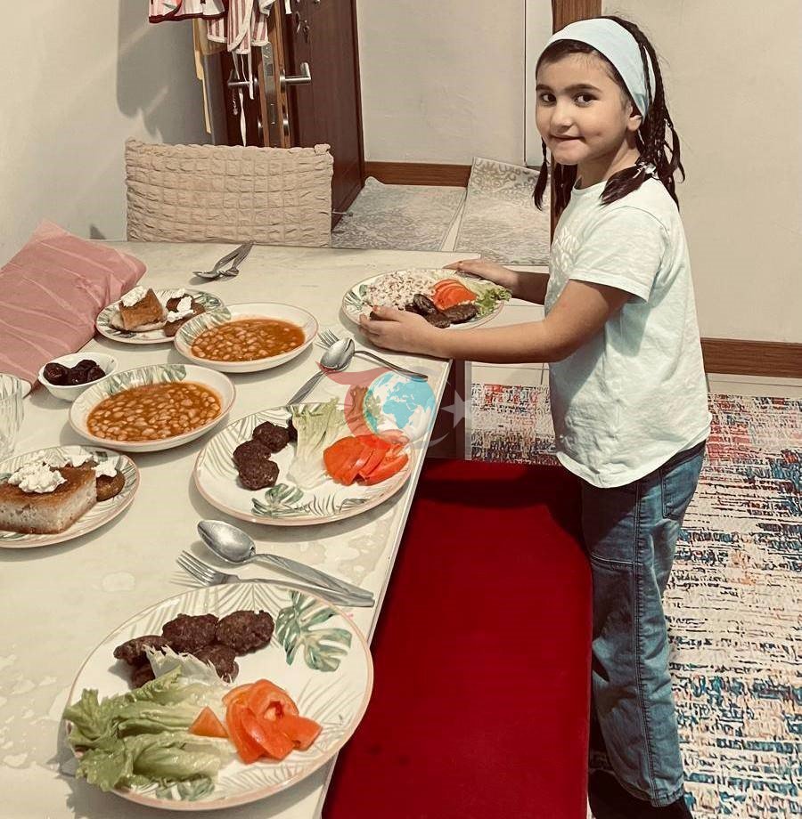 Altıntaş’ta öğrenciler evlerinde aileleriyle birlikte iftar sofrası kurdu