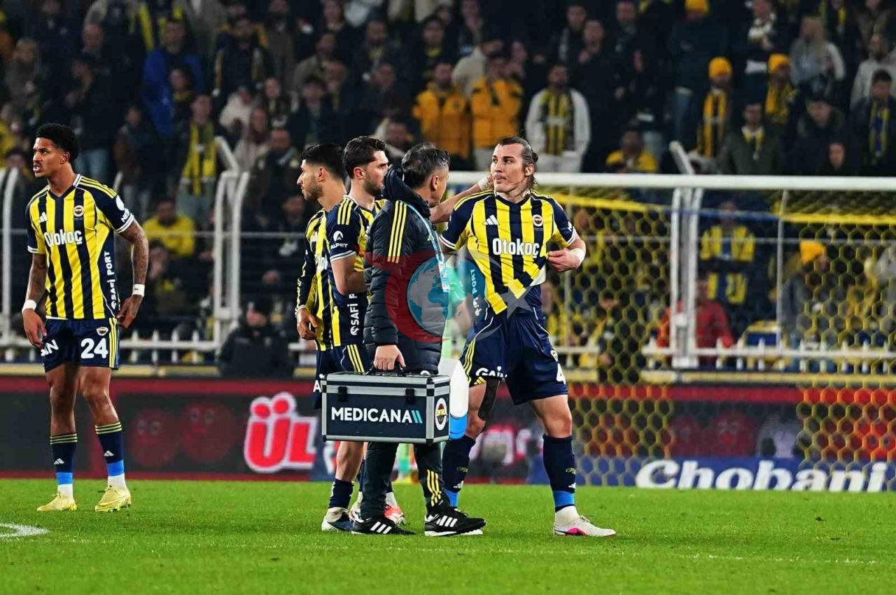 Çağlar Söyüncü, Kasımpaşa maçının ilk yarısında sakatlandı