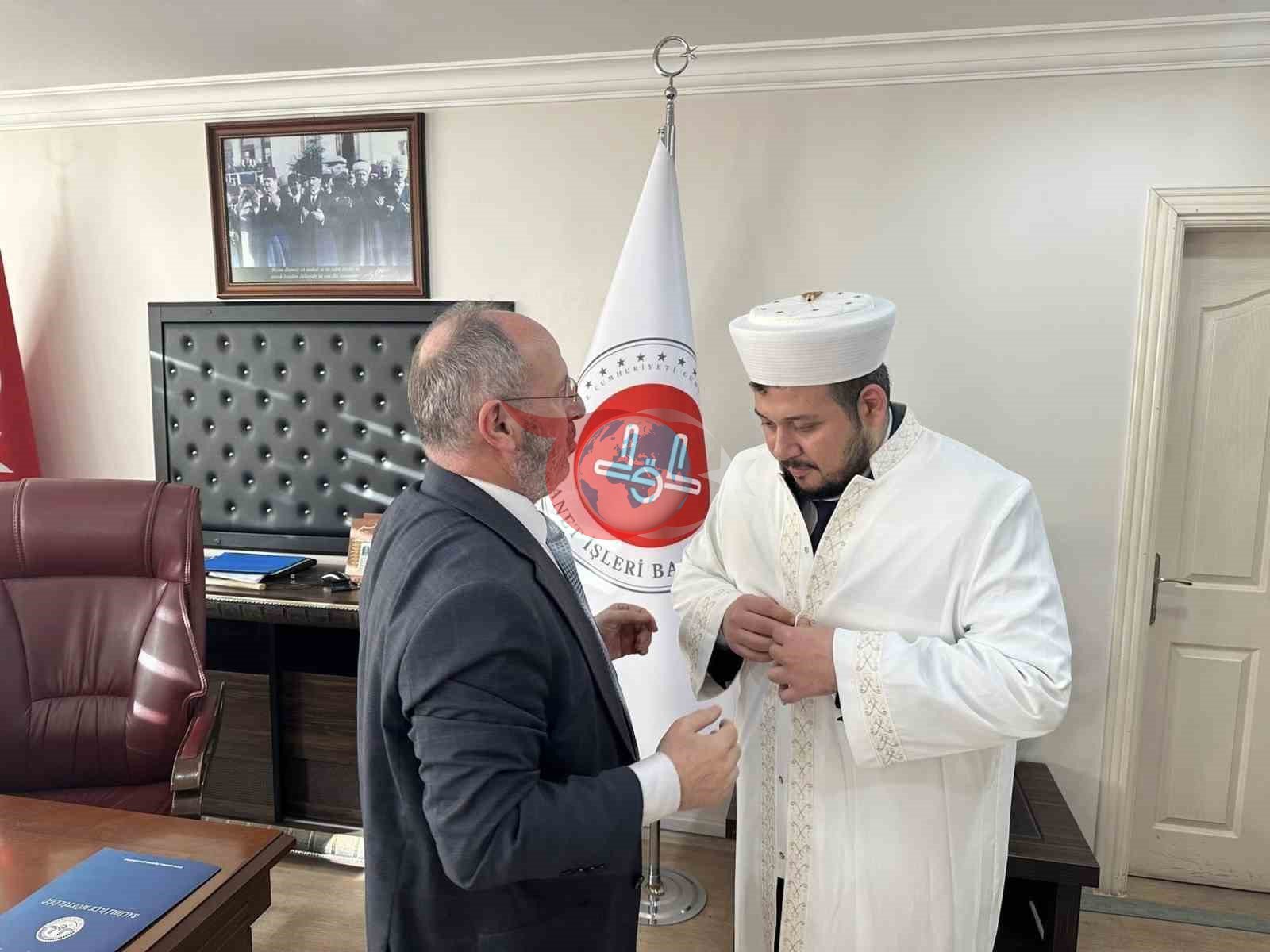 Salihliโye atanan din gรถrevlileri cรผbbe giydi