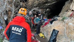 İzmir’de mağarada zamanla yarış Çukura düşen kişi için kurtarma çalışması başlatıldı