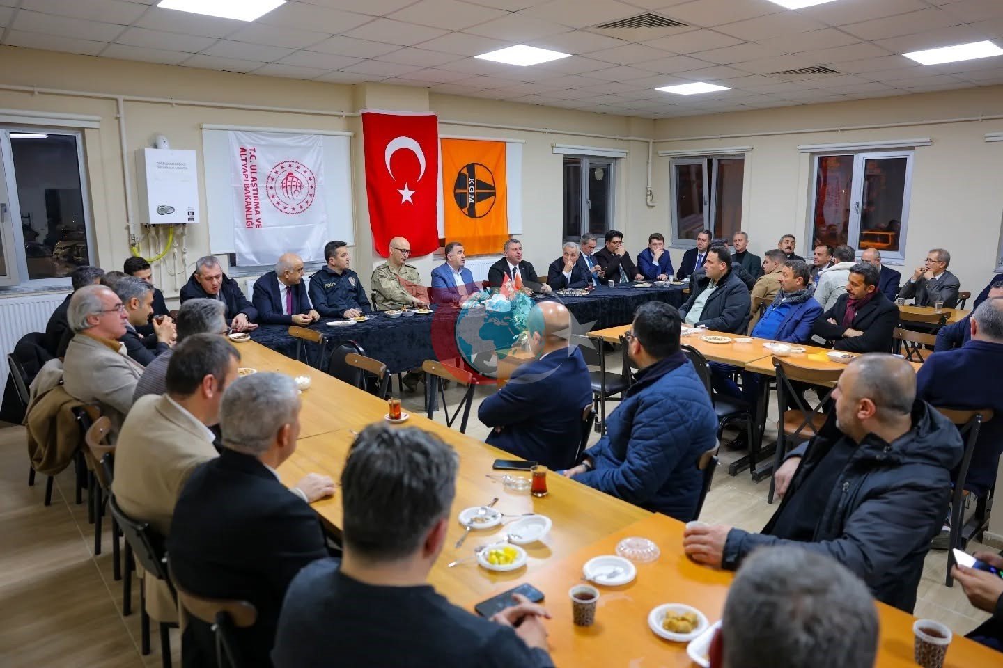 Vali Eldivan karayollarฤฑ personeliyle buluลtu