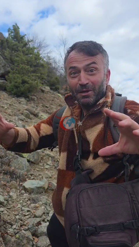 Kuş gözlemi için çıktığı arazide ayı ile karşı karşıya kaldı... Korku dolu anlar kamerada