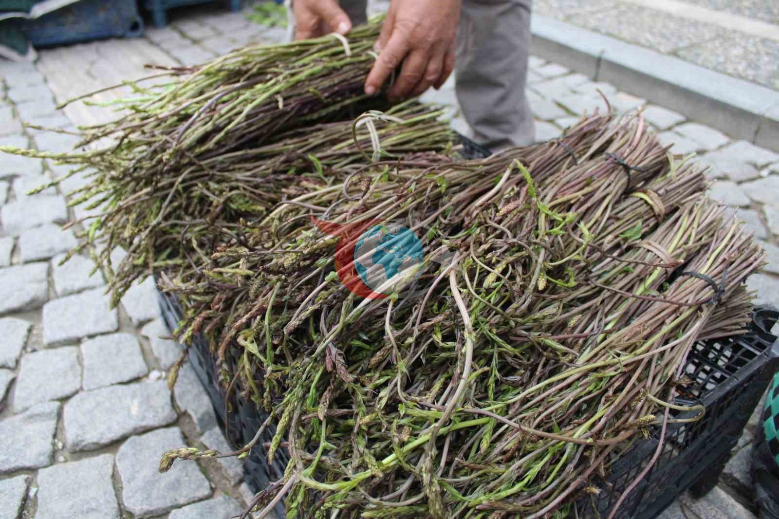 Aydın&rsquo;ın yöresel lezzeti kedirgen ve sarmaşıklar pazar tezgahlarını süslemeye başladı