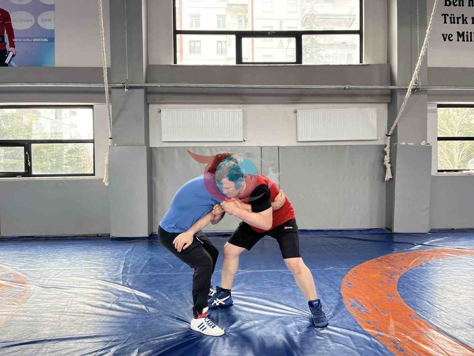 Gençlik ve Spor İl Müdürü Kabakcı güreşçilerle mindere çıktı
