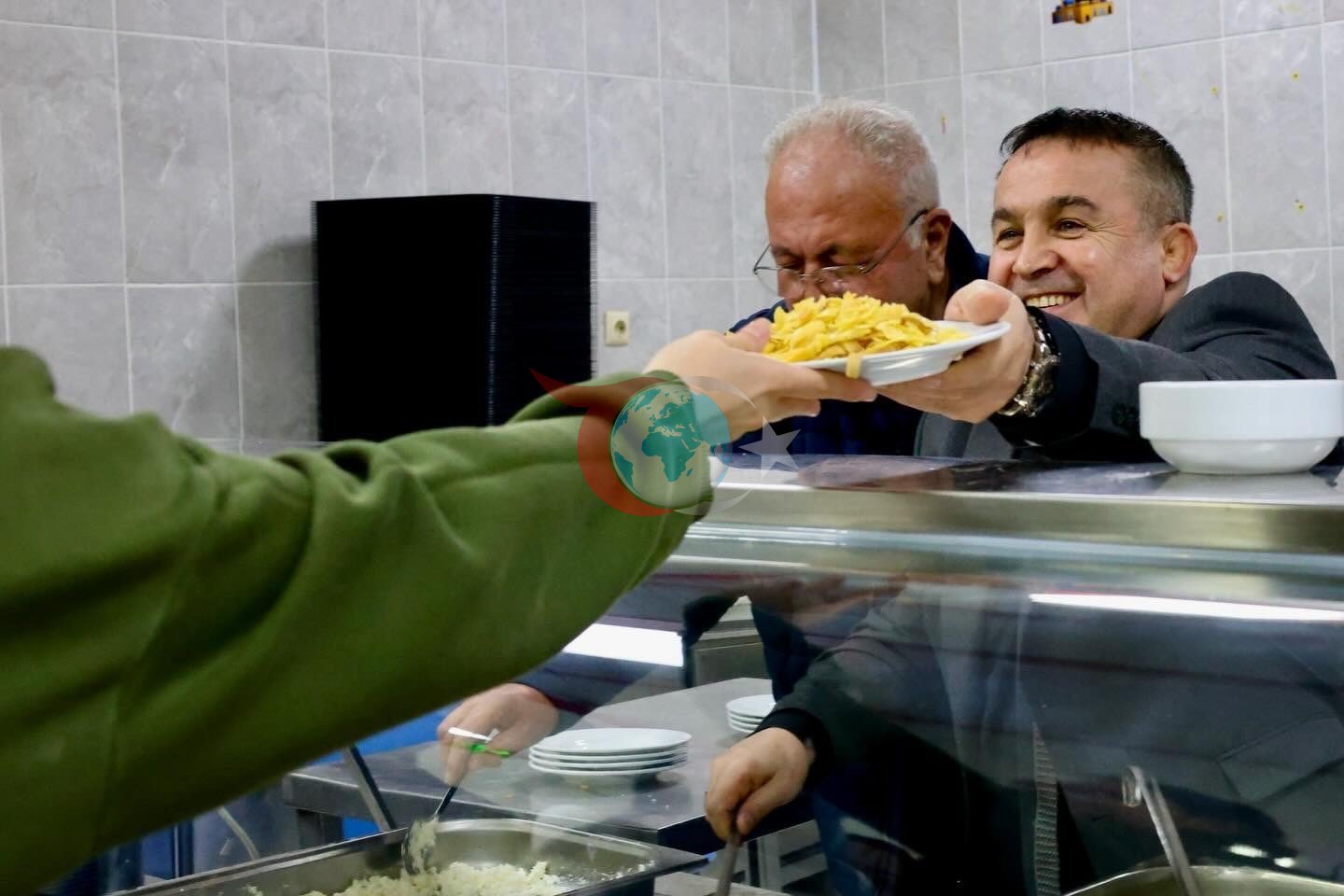 Bilecik’te İl Müdürü Ramazan Demir öğrencilere yemek dağıttı