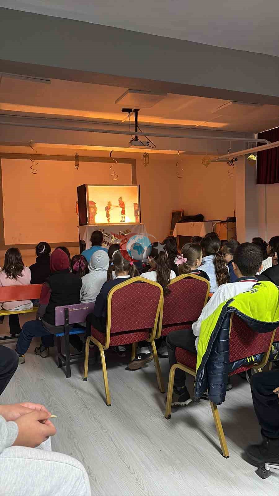 Menteşe’de gönüllü gençler Hacivat ve Karagöz’ü okullara taşıdı