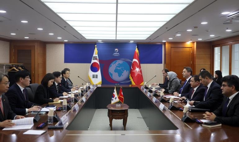 Bakan Bayraktar, Kore Ticaret, Sanayi ve Kaynaklar Bakanı Kim ile görüştü