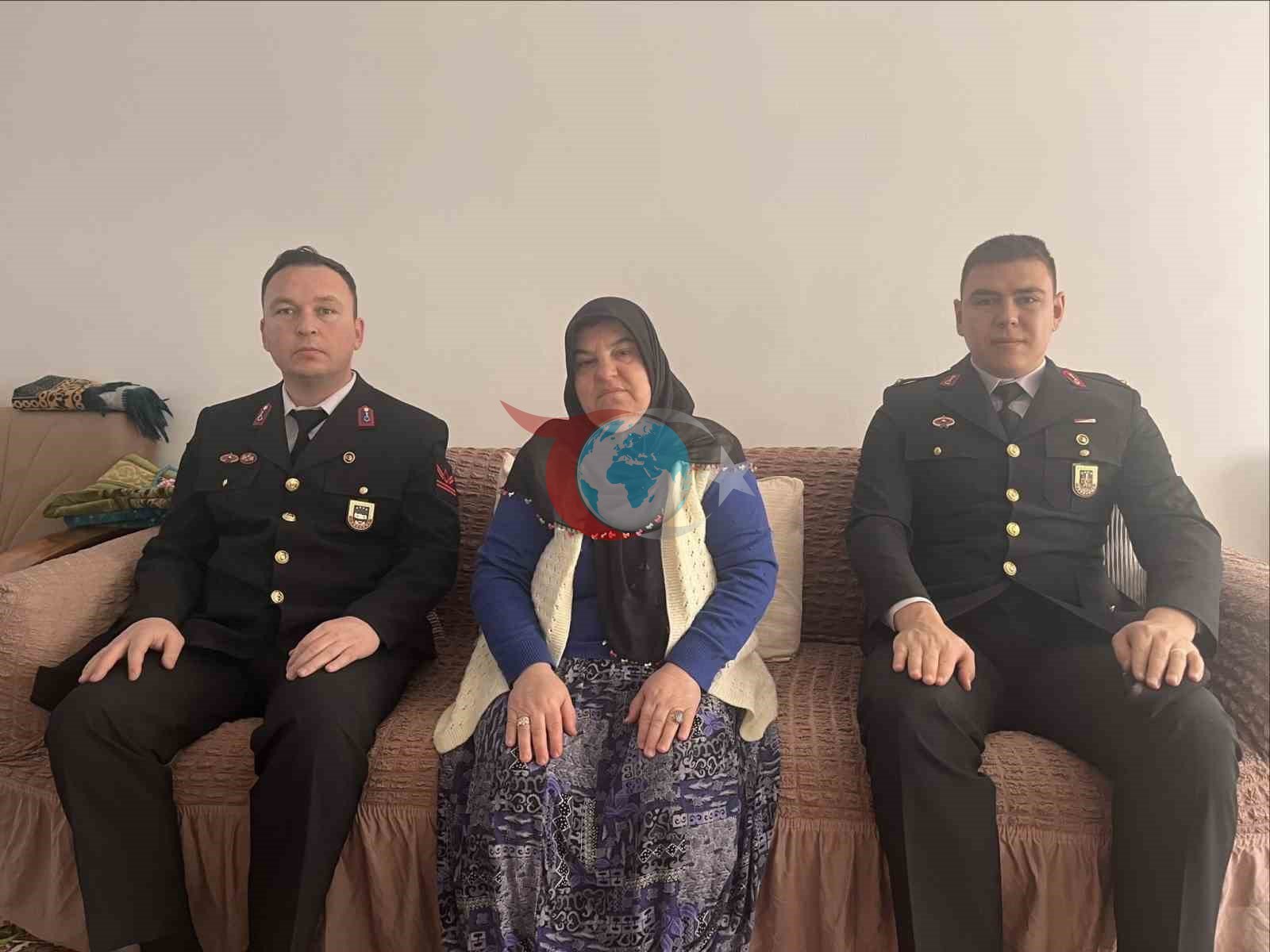 Jandarma şehit ailesini ve kabrini ziyaret etti