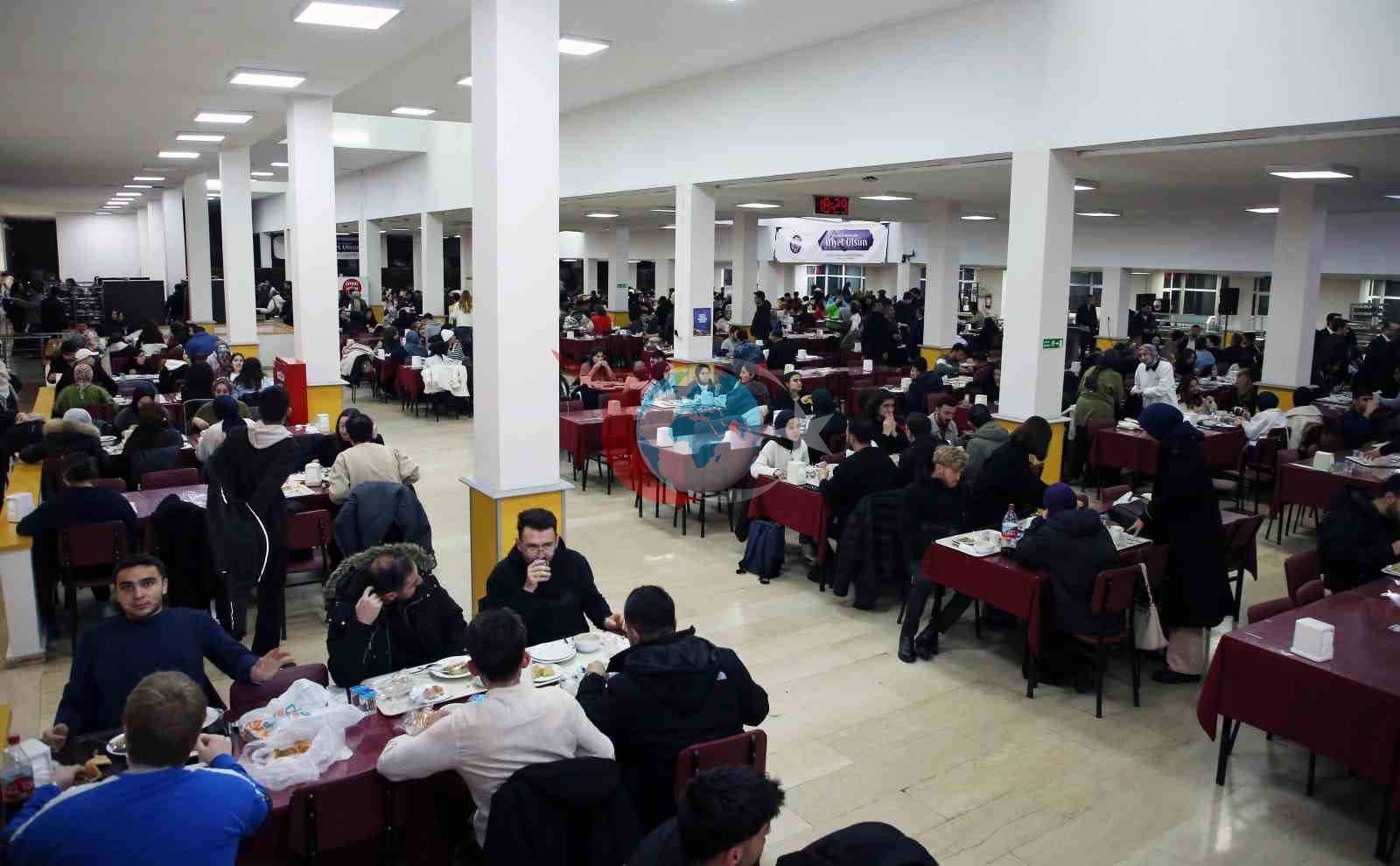 Rektör Hacımüftüoğlu öğrencilerle iftar sofrasında buluştu