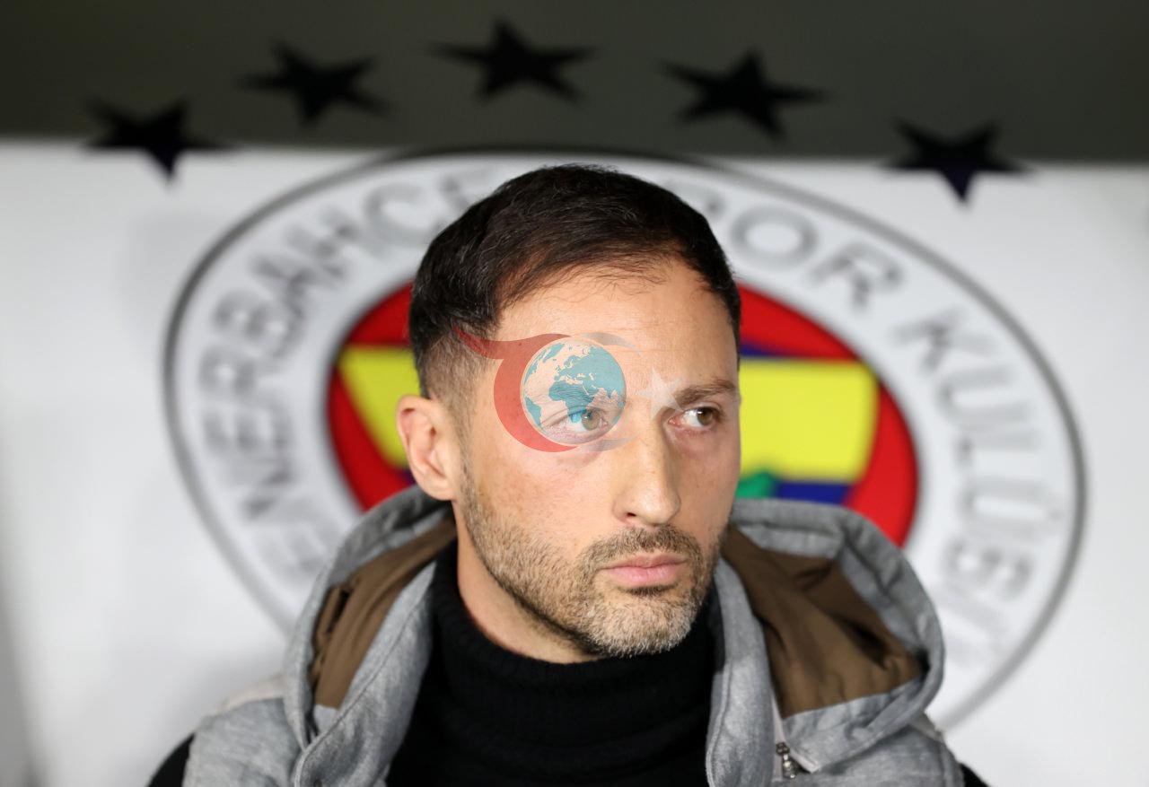 Fenerbahçe Teknik Direktörü Domenico Tedesco bir maç esnasında kulübede beklerken.
