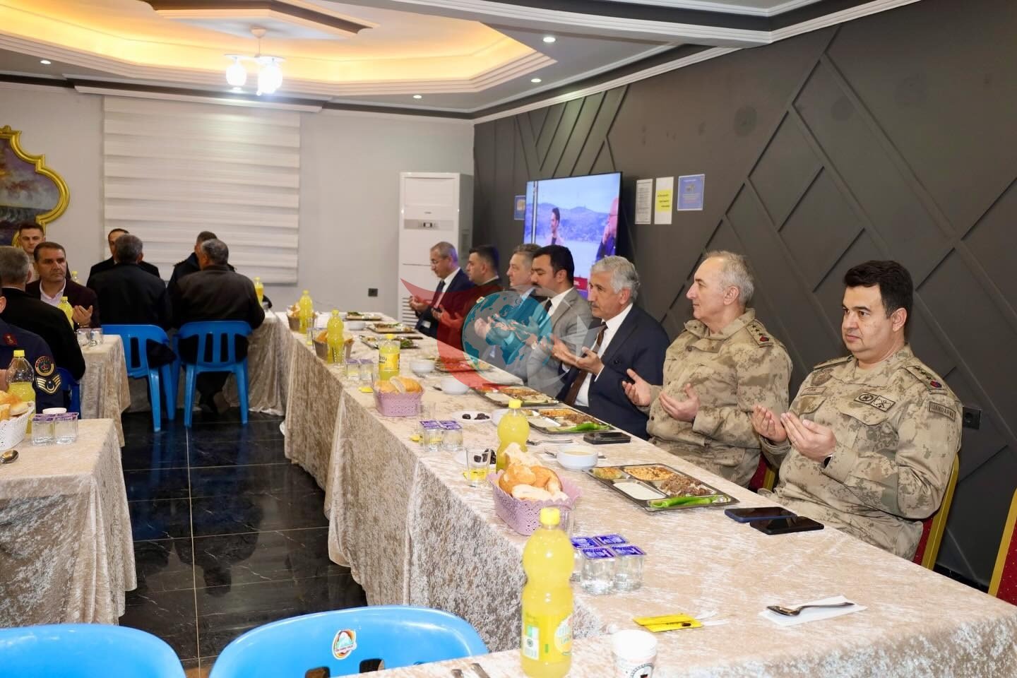 ฤฐlรงe protokolรผ รถฤrencilerle iftarda bir araya geldi