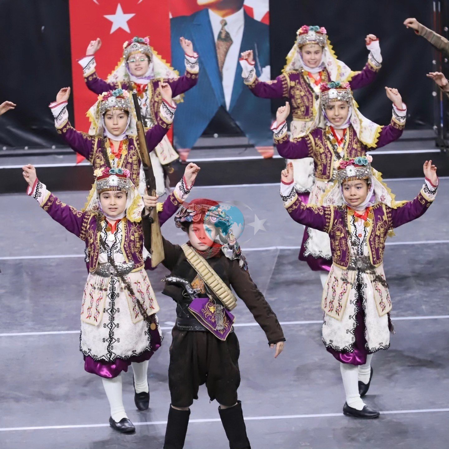 Halk oyunlarฤฑnda sahne okullarฤฑn