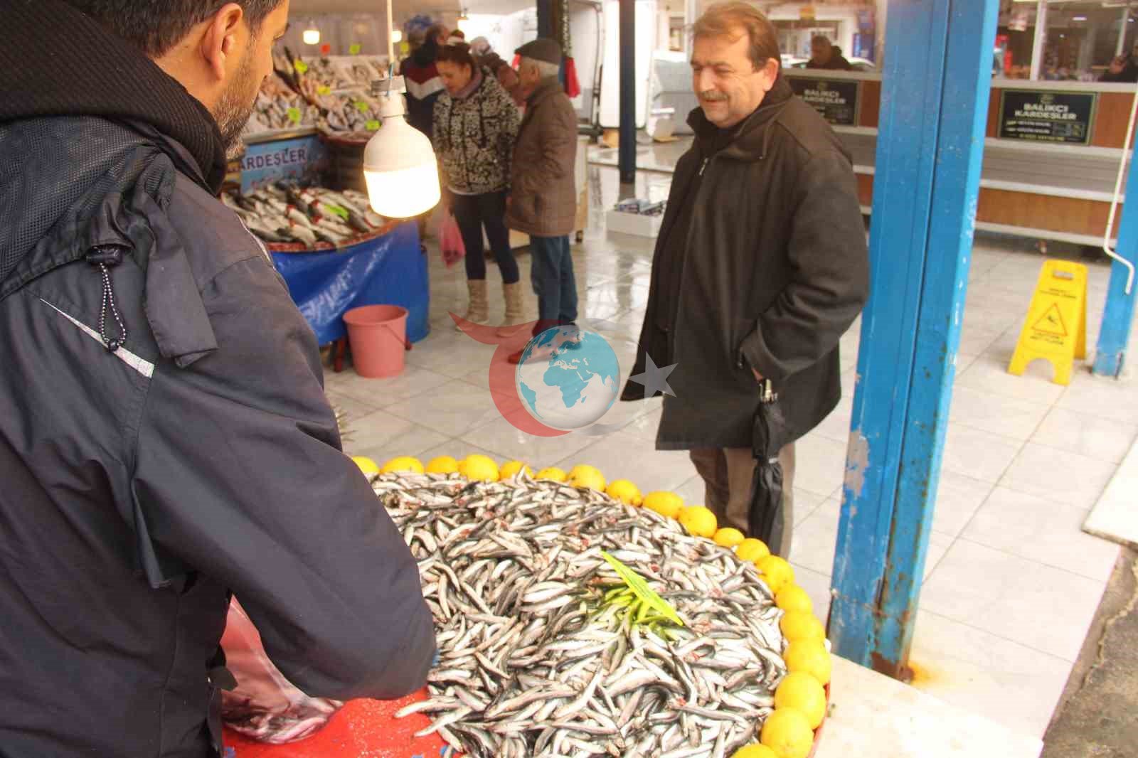Menteşe pazarında hamsi ucuzladı