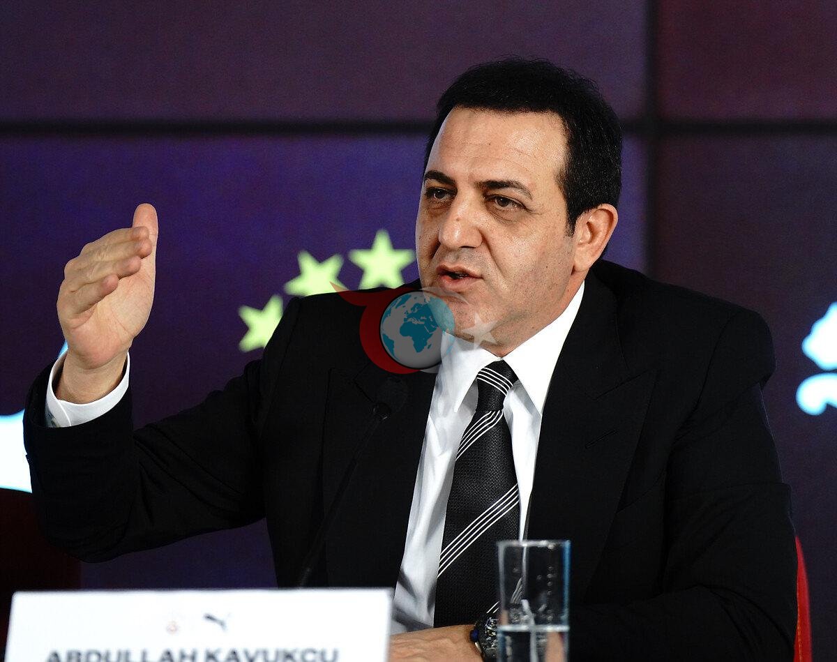 Galatasaray Sportif AŞ Başkan Vekili Abdulah Kavukcu bir basın toplantısında açıklamalarda bulunurken.