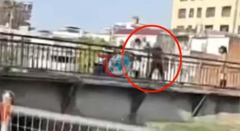 Karısıyla tartışırken çocuğunu köprüden attı Korkunç olay kameralarda