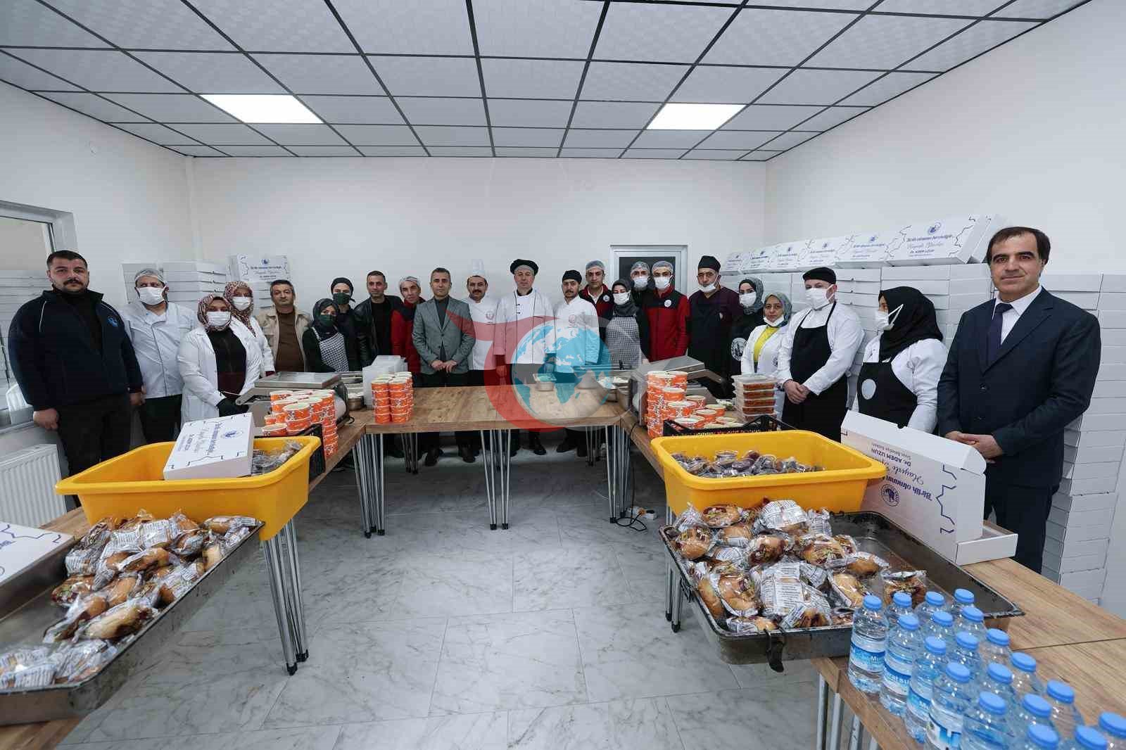 Sivas Belediyesi her gün 400 ihtiyaçlı ailenin iftar sofrasını kuruyor