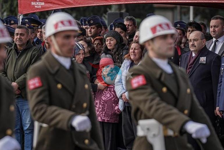 Nil, şehit babasını uğurladı Gözyaşları sel oldu