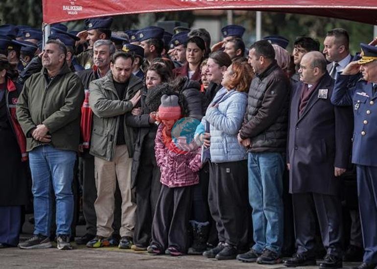 Nil, şehit babasını uğurladı Gözyaşları sel oldu