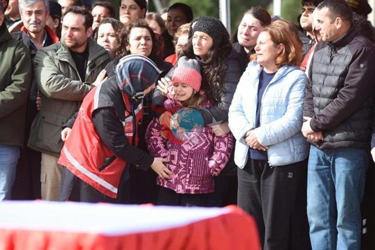 Nil, şehit babasını uğurladı Gözyaşları sel oldu