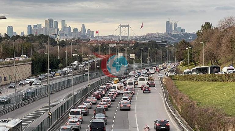 ฤฐstanbulda iftar รถncesi trafik resmen kilitlendi Yoฤunluk yรผzde 85lere geldi