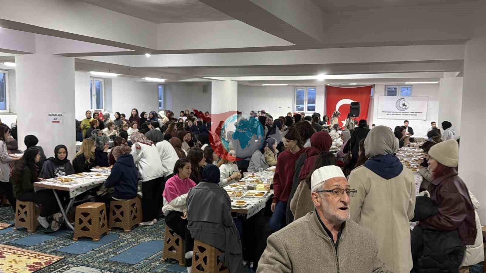 Düzce’de cami cemaati öğrencilere iftar veriyor