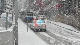 Bursa'da kar yağışı! Araçlar yollada kaldı