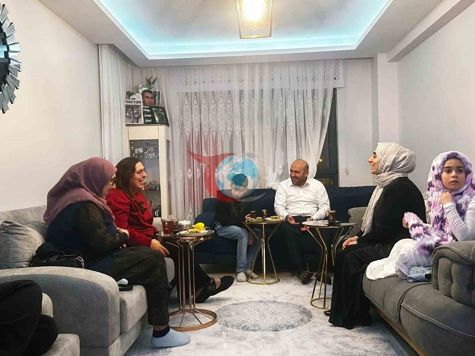 Başkan Albayrak ve ailesi, iftarda şehit evine konuk oldu