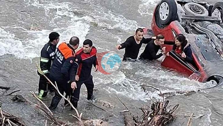 Amasyada korkunç kaza Anne ve kızı nehre uçtu: Ters dönen araçta kurtarma anı kamerada