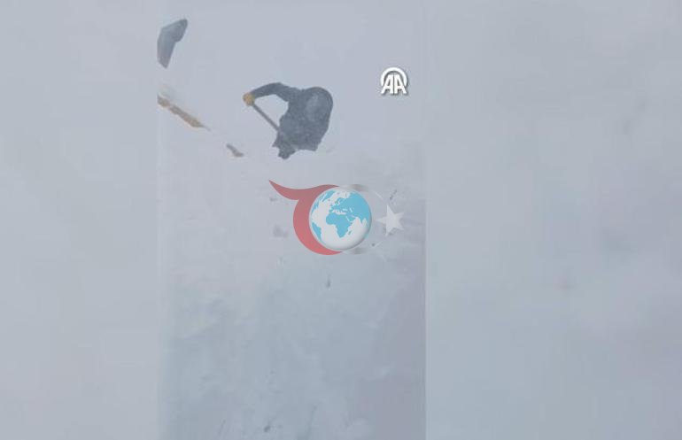 Ardahan-ลavลat kara yolunda karla mรผcadele eden ekiplerin รผzerine รงฤฑฤ dรผลtรผ