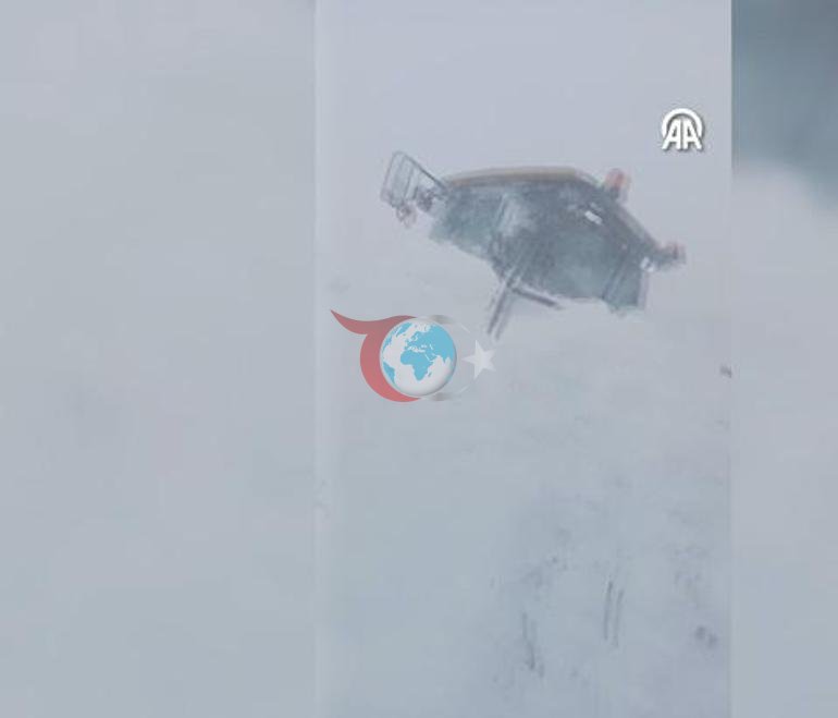 Ardahan-ลavลat kara yolunda karla mรผcadele eden ekiplerin รผzerine รงฤฑฤ dรผลtรผ