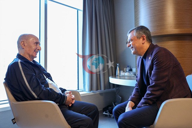 CHP Genel Başkanı Özel, Hikmet Çetin'i hastanede ziyaret etti - Resim: 0