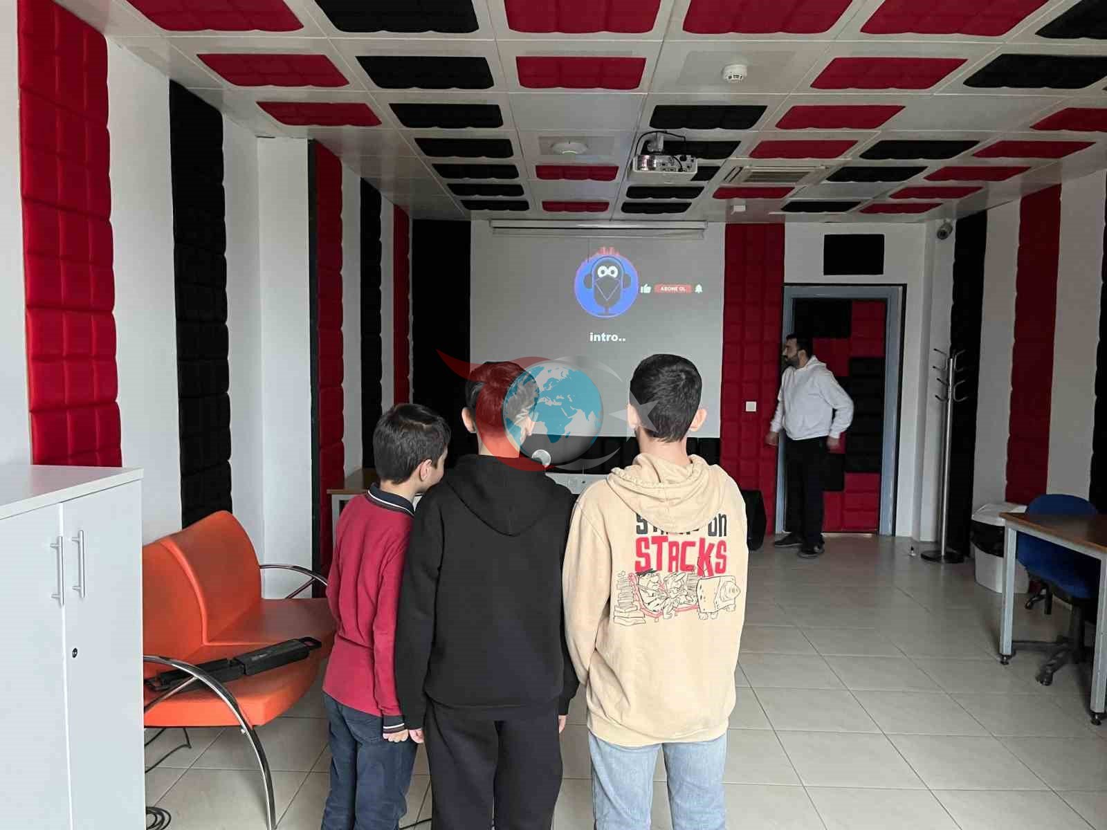 Ortaokul öğrencileri gençlik merkezinde