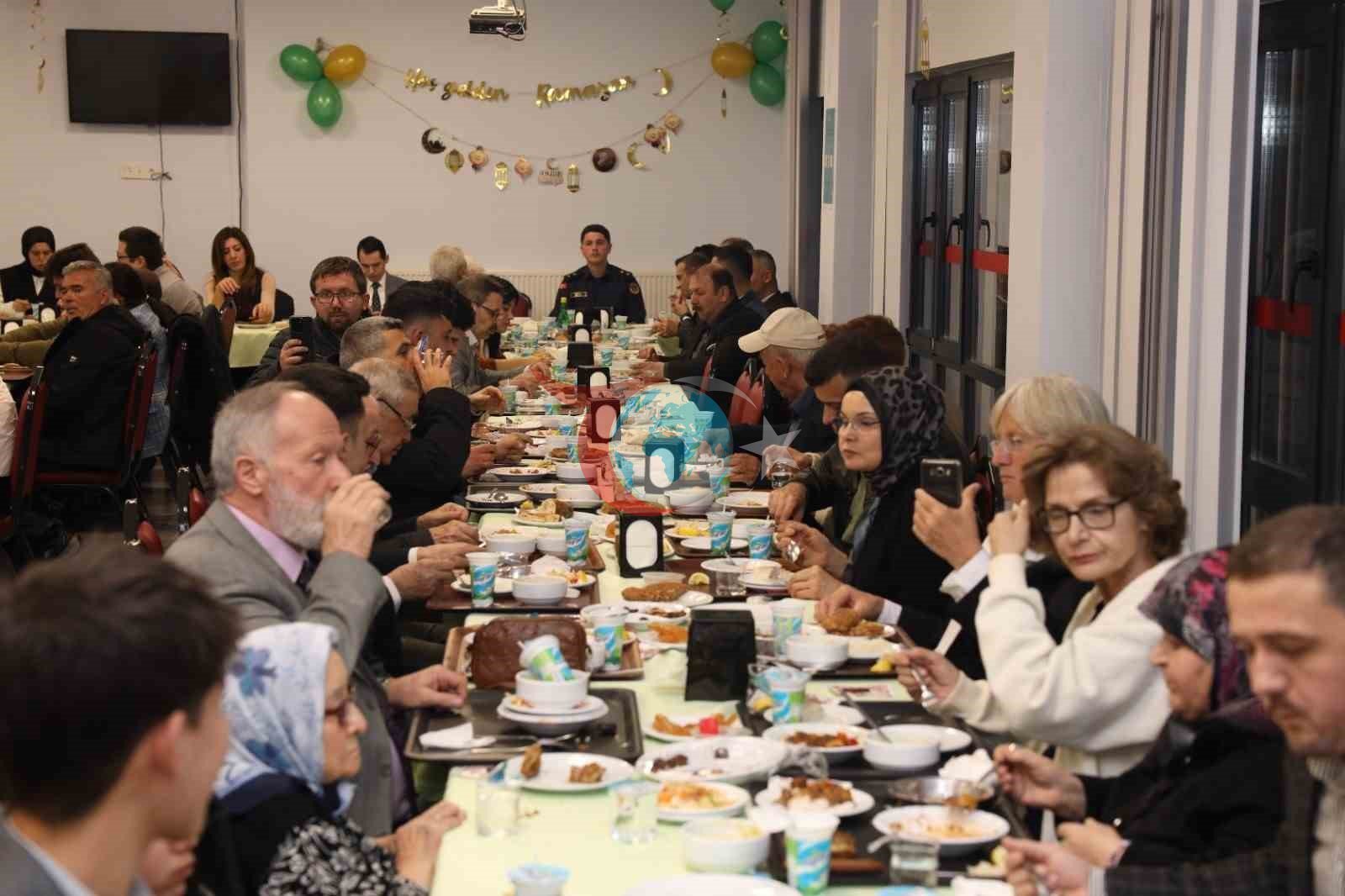 Gördes Huzurevi sakinleri iftar sofrasında buluştu