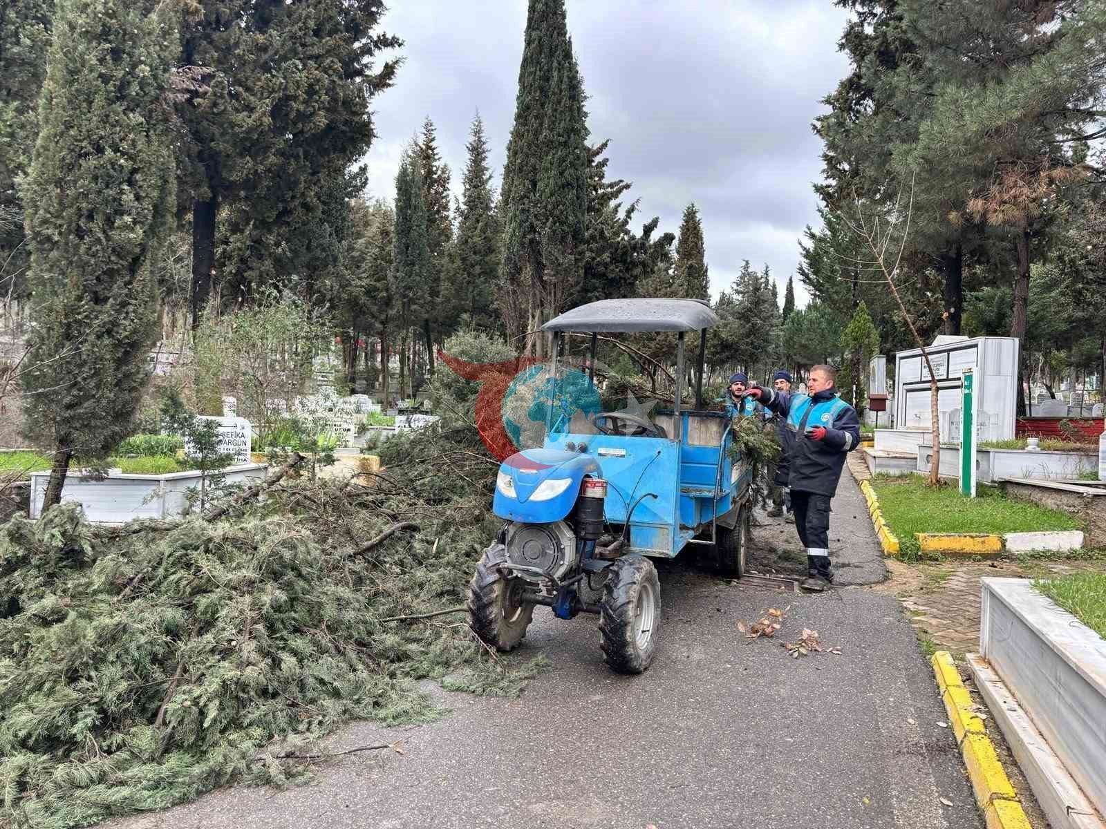 Gebze&rsquo;de bayram öncesi mezarlıklarda bakım çalışmaları hızlandı