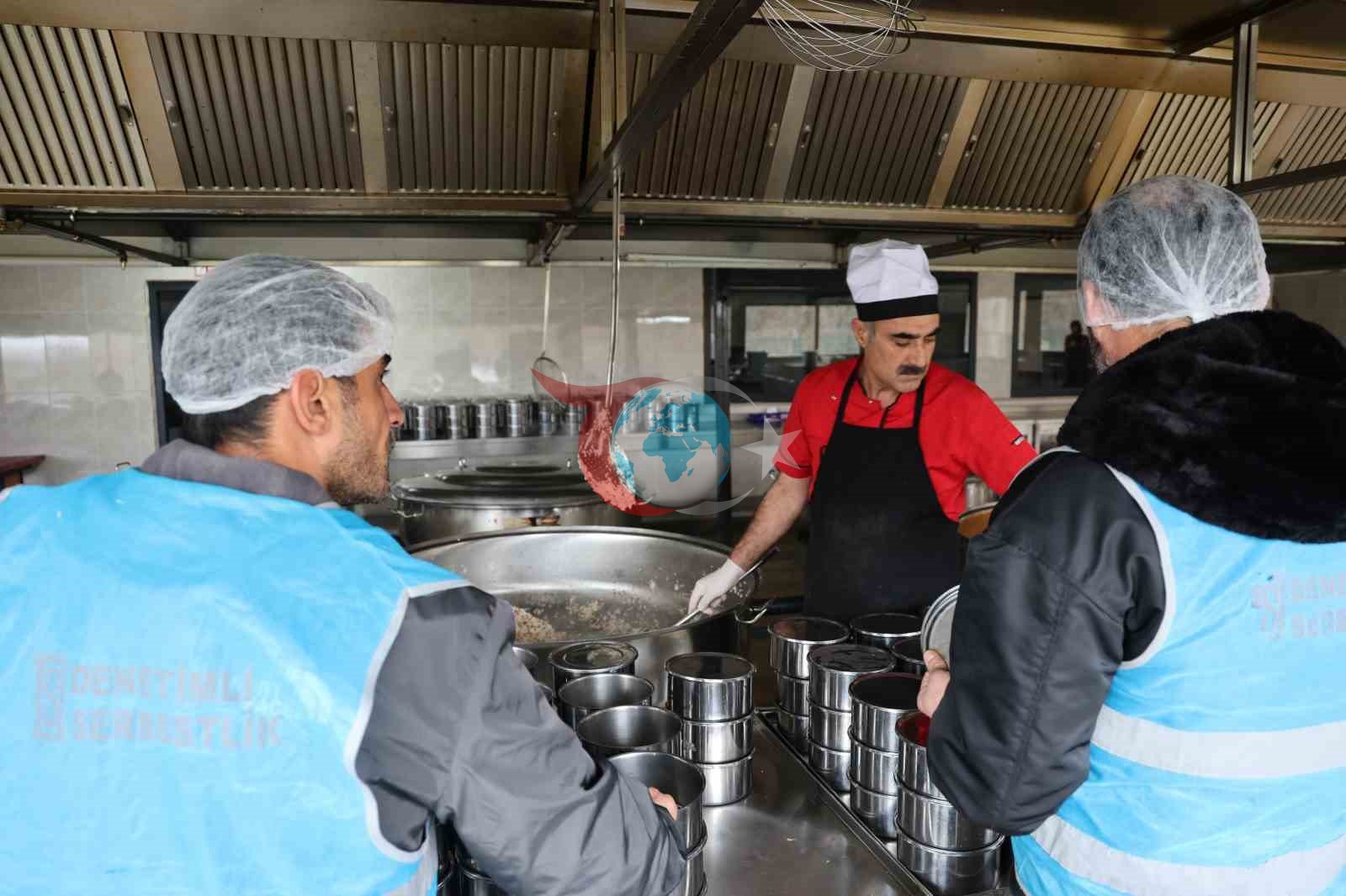 Hükümlülerce hazırlanan iftar yemeği 3 bin kişiye ulaştırılıyor