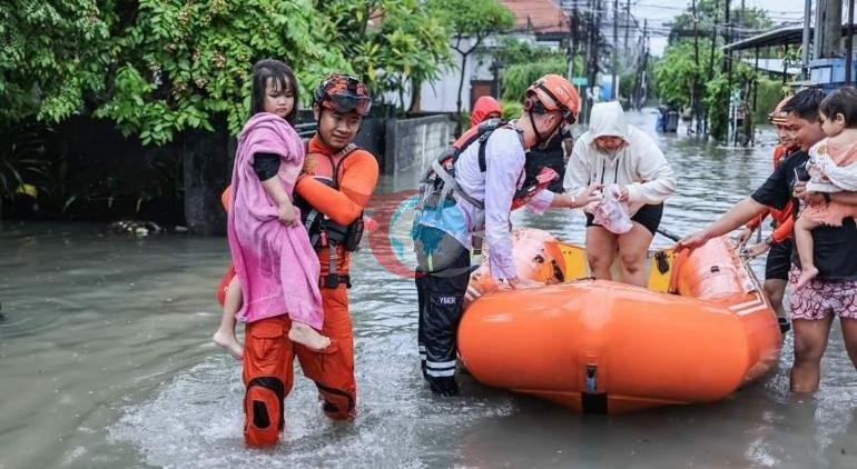 Turizm cennetinde korku dolu anlar Sel sularının arasında devasa yılan görüntülendi