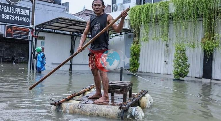 Turizm cennetinde korku dolu anlar Sel sularının arasında devasa yılan görüntülendi