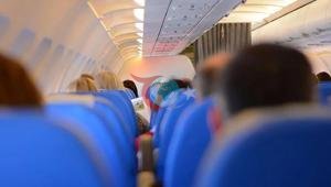 İstanbula giden uçakta büyük panik Powerbank bir anda alev aldı