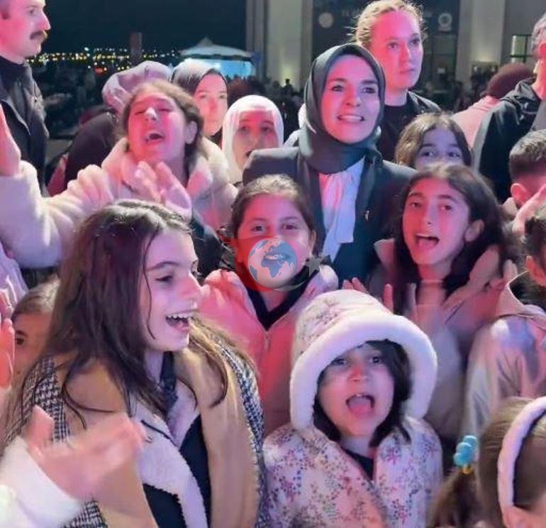 Bakan Göktaş, çocuklarla birlikte ilahiye eşlik etti