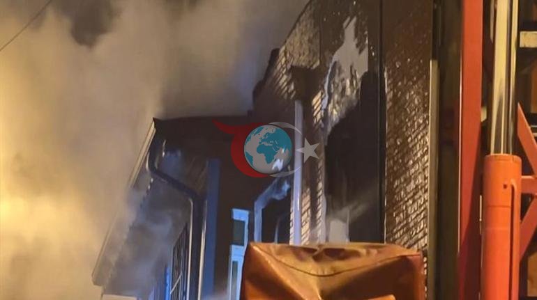 Fatih’te 3 katlı metruk binada yangın çıktı