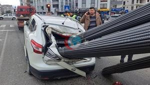 Ani fren dehşeti Kayan demirler, otomobile saplandı