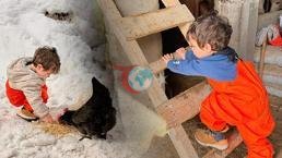 Vali bile takipte: Modern çağdan uzakta, tam köylü