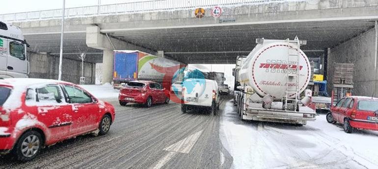Birçok ilde kar etkili oldu: Yollar kapandı, araçlar bekletiliyor