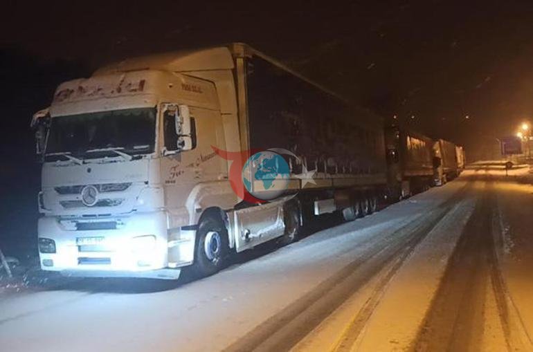 Birçok ilde kar etkili oldu: Yollar kapandı, araçlar bekletiliyor