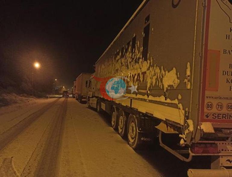 Birçok ilde kar etkili oldu: Yollar kapandı, araçlar bekletiliyor