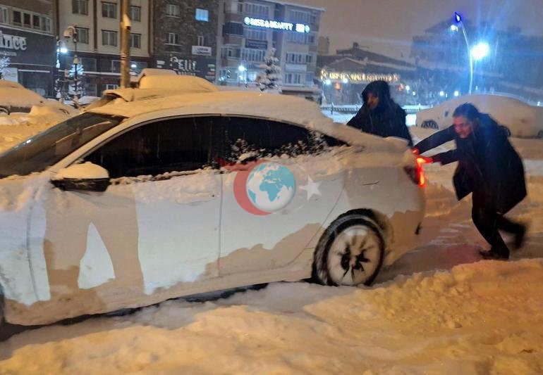 Birçok ilde kar etkili oldu: Yollar kapandı, araçlar bekletiliyor