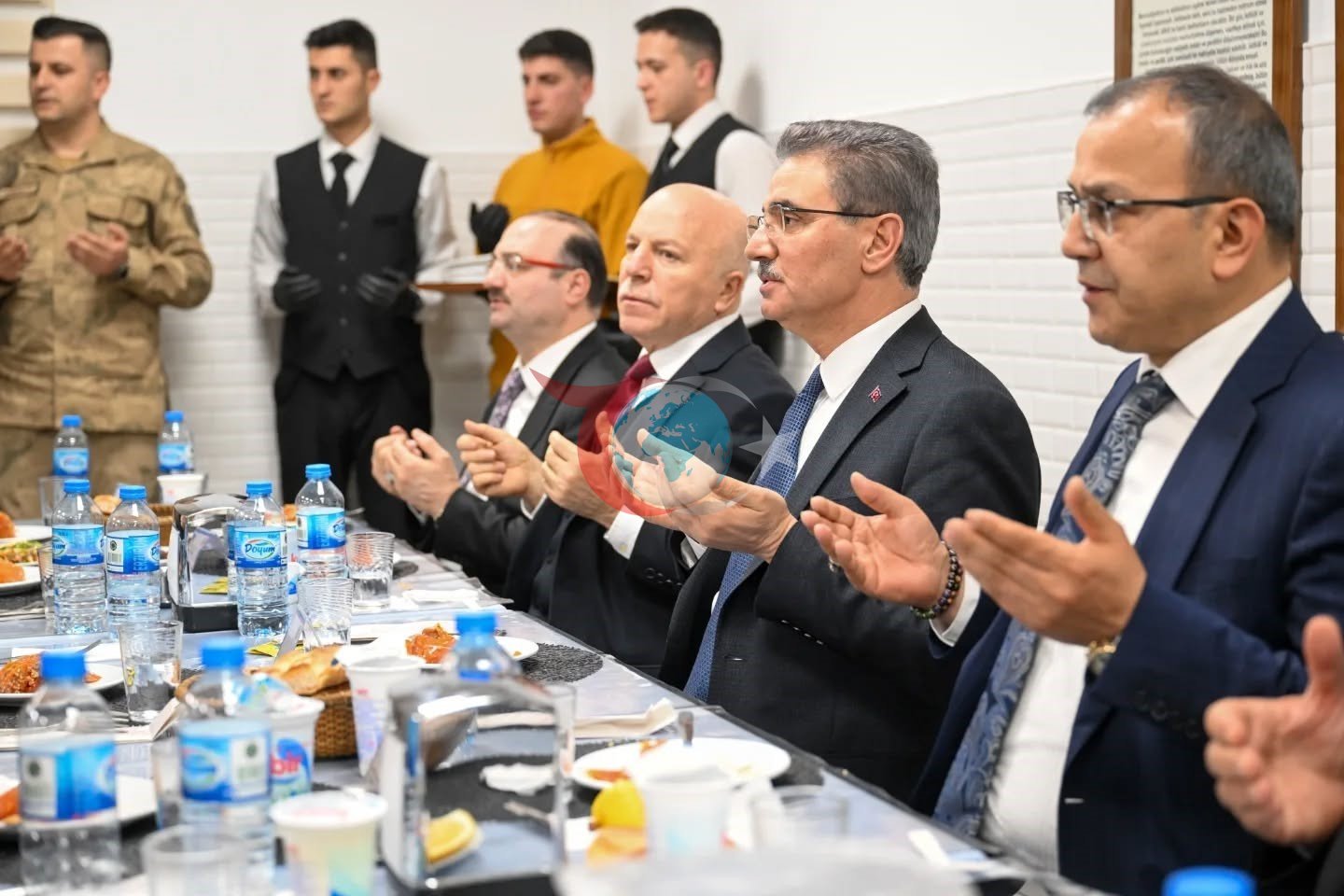 Mehmetçikle iftar yaptılar