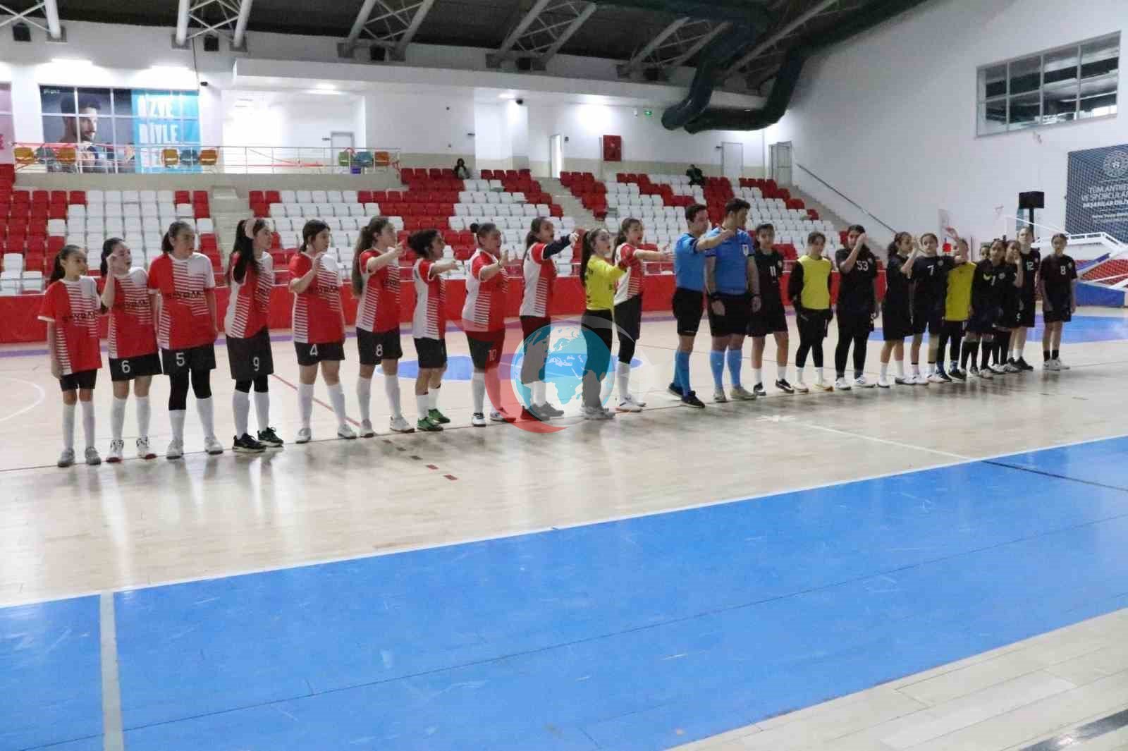 Kaymakam Öztürk, Yıldız Kızlar Futsal maçını takip etti