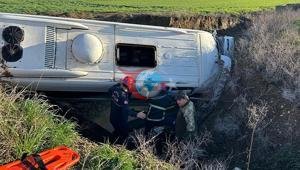 Okul servisi dereye uçtu 1’i öğrenci 2 kişinin durumu ağır Okul servisi dereye uçtu 1’i öğrenci 2 kişinin durumu ağır