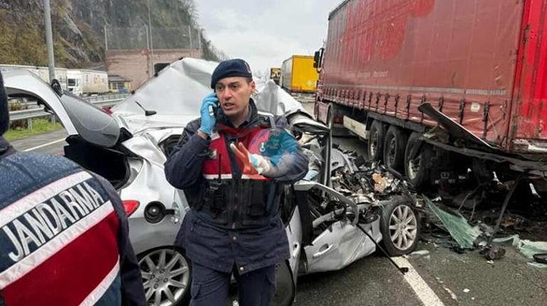 Artvinde otomobil, TIRa çarptı 2 kişi öldü